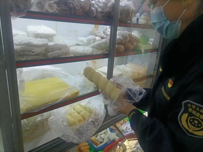 筑牢春節(jié)食品安全防線 —— 東華鎮(zhèn)市場(chǎng)監(jiān)管所開(kāi)展豆制品小作坊專項(xiàng)監(jiān)督檢查
